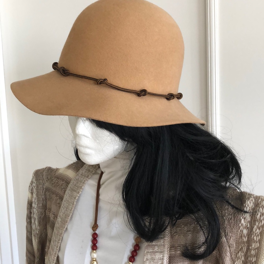100% Wool Wide brim Cloche Vintage Hat. Color Tan. Removal hat trim.